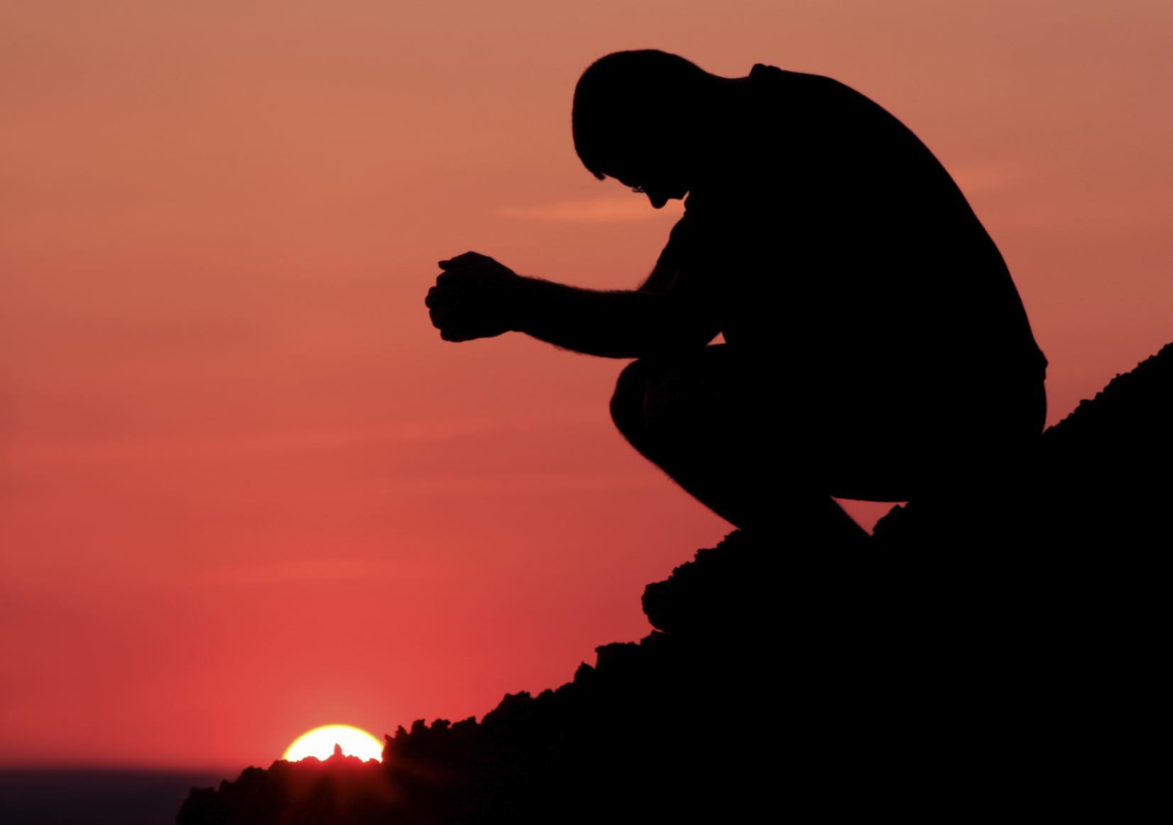 Молит вид. Человек молится. Силуэт молящегося человека. Человек молится Богу. Мужчина молится.